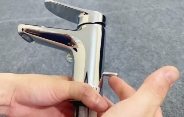 Vòi rửa mặt Toto TLS04302J cần gạt thoát nước thông minh - Ảnh 4