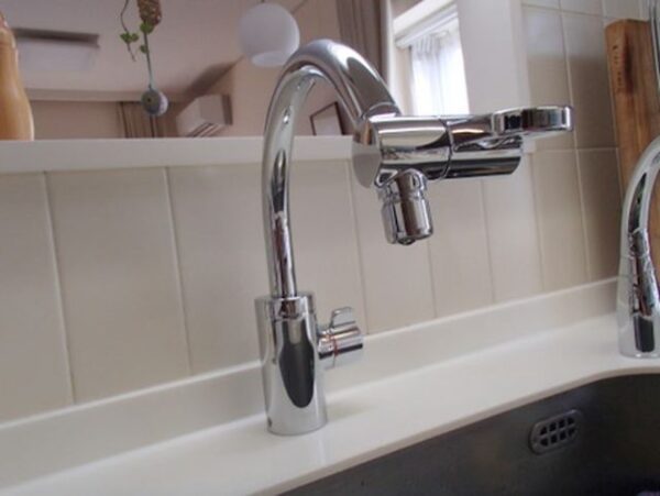 Vòi rửa bát Toto TKN51PN có nút chỉnh chế độ nước đầu vòi - Ảnh 2