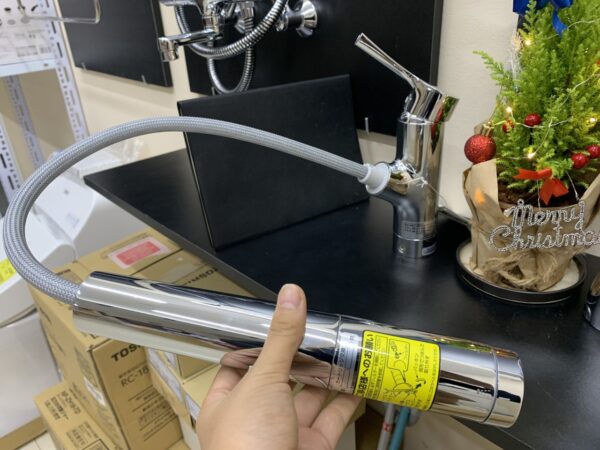 Vòi rửa bát Toto TKS05308J dây rút đầu vòi, tích hợp lõi lọc - Ảnh 2