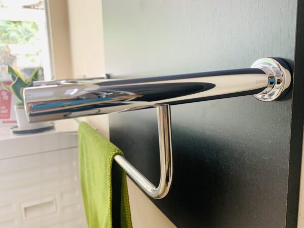 Kệ treo khăn phòng tắm Toto YTS406B 3 móc trên và 1 móc dưới - Ảnh 2